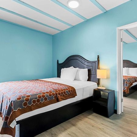 Rodeway Inn & Suites North Hollywood Burbank Airport - Universal Area Лос Анджелис Екстериор снимка
