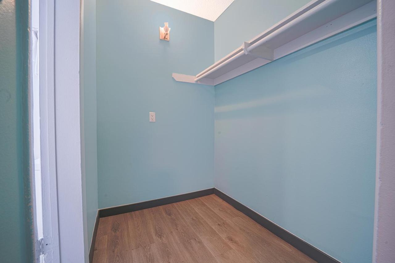 Rodeway Inn & Suites North Hollywood Burbank Airport - Universal Area Лос Анджелис Екстериор снимка