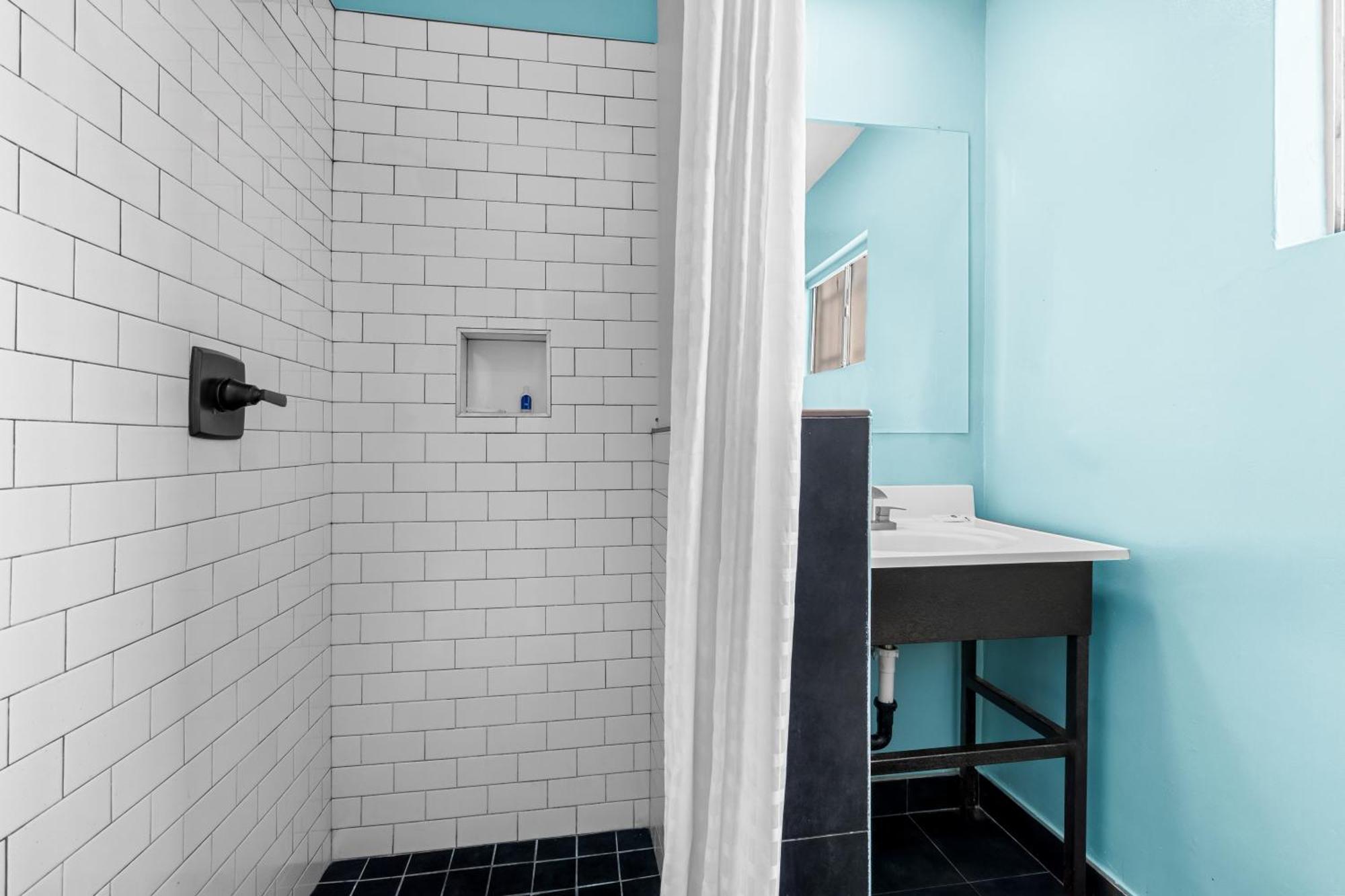 Rodeway Inn & Suites North Hollywood Burbank Airport - Universal Area Лос Анджелис Екстериор снимка
