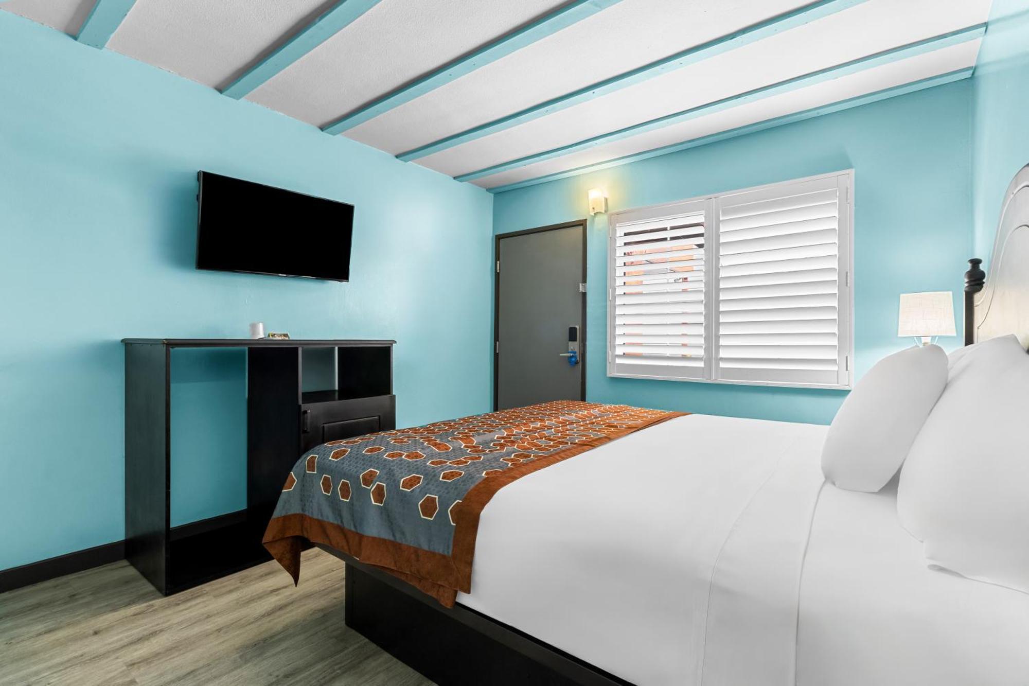Rodeway Inn & Suites North Hollywood Burbank Airport - Universal Area Лос Анджелис Екстериор снимка