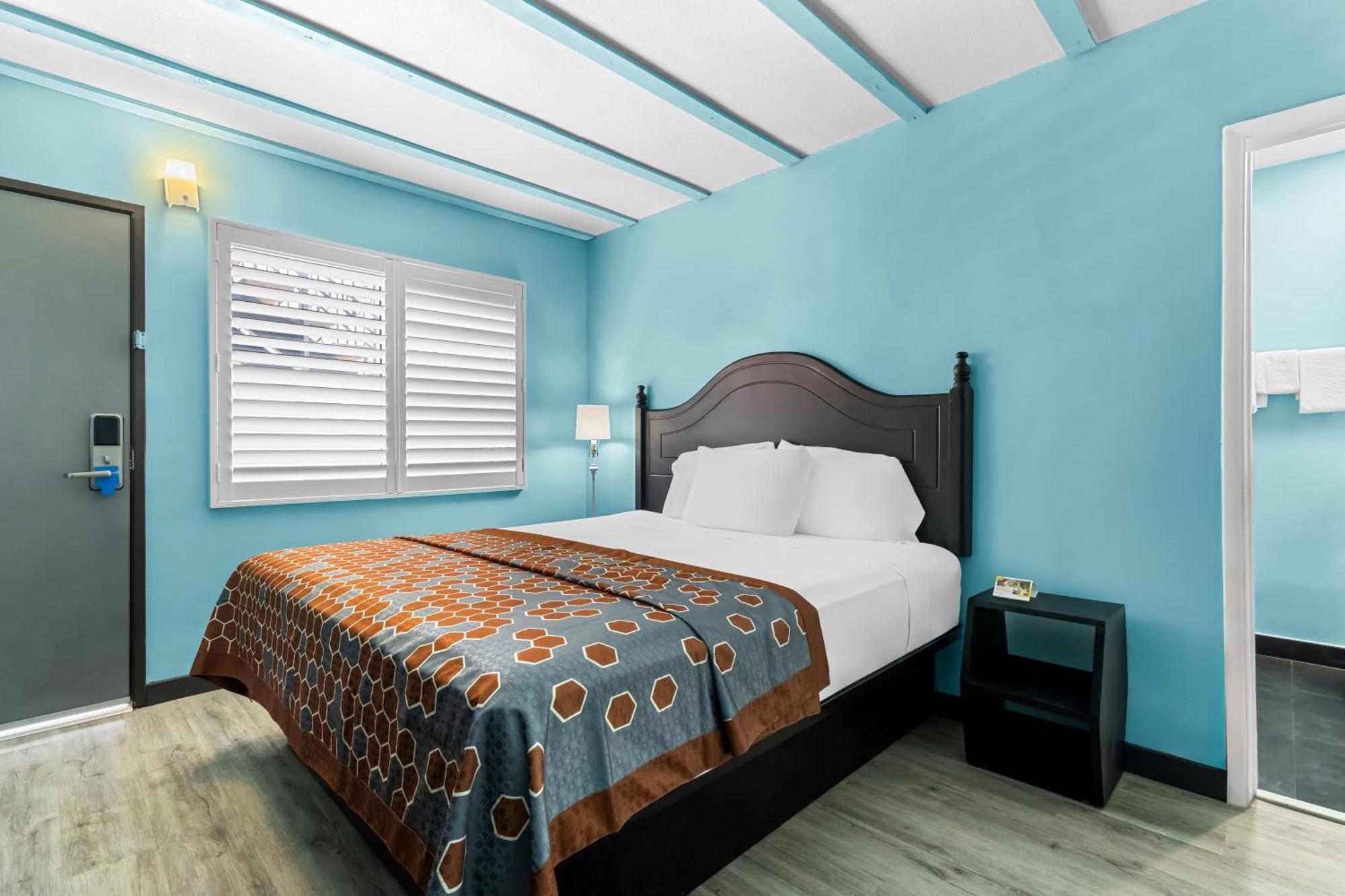 Rodeway Inn & Suites North Hollywood Burbank Airport - Universal Area Лос Анджелис Екстериор снимка