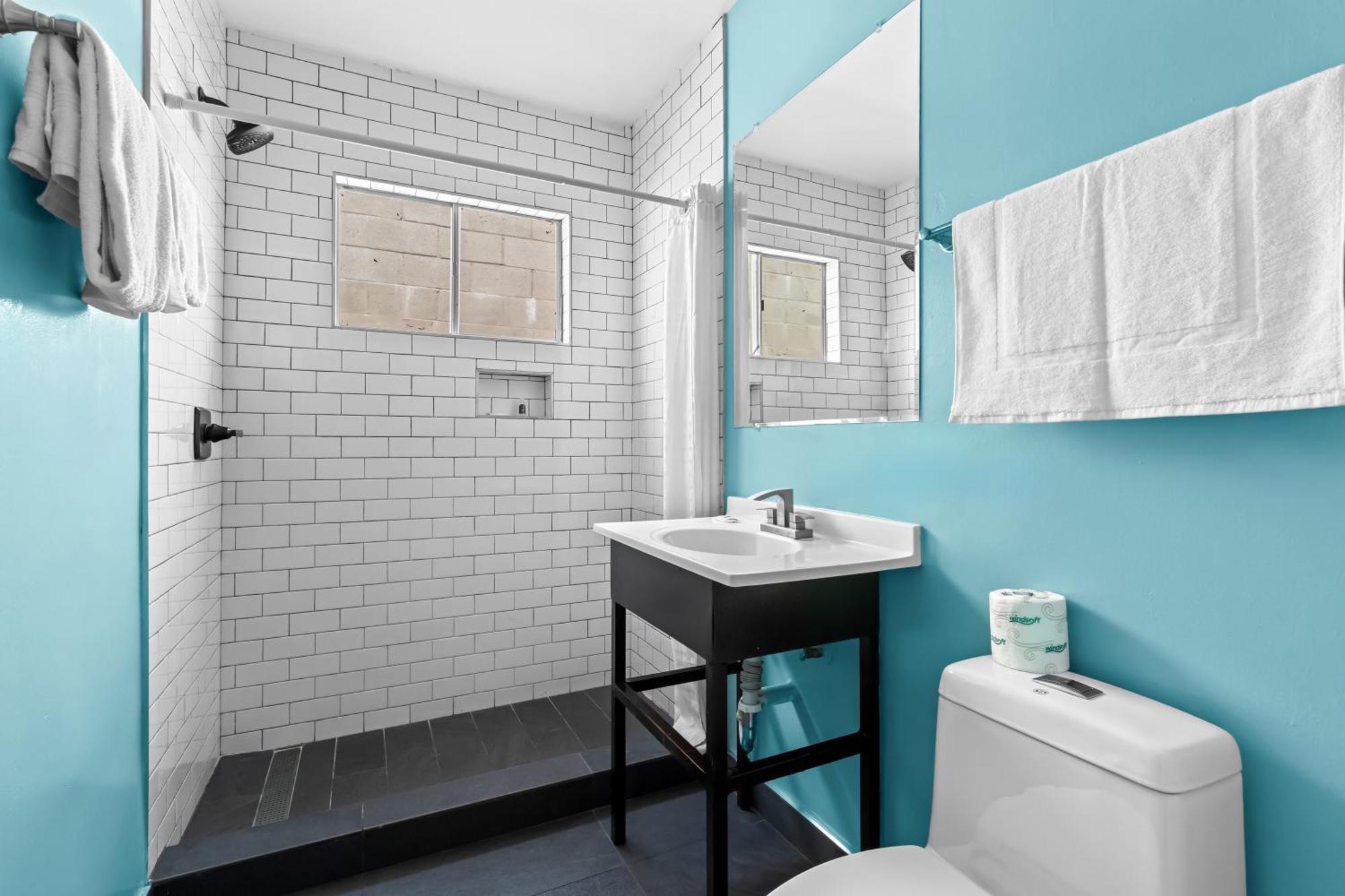 Rodeway Inn & Suites North Hollywood Burbank Airport - Universal Area Лос Анджелис Екстериор снимка