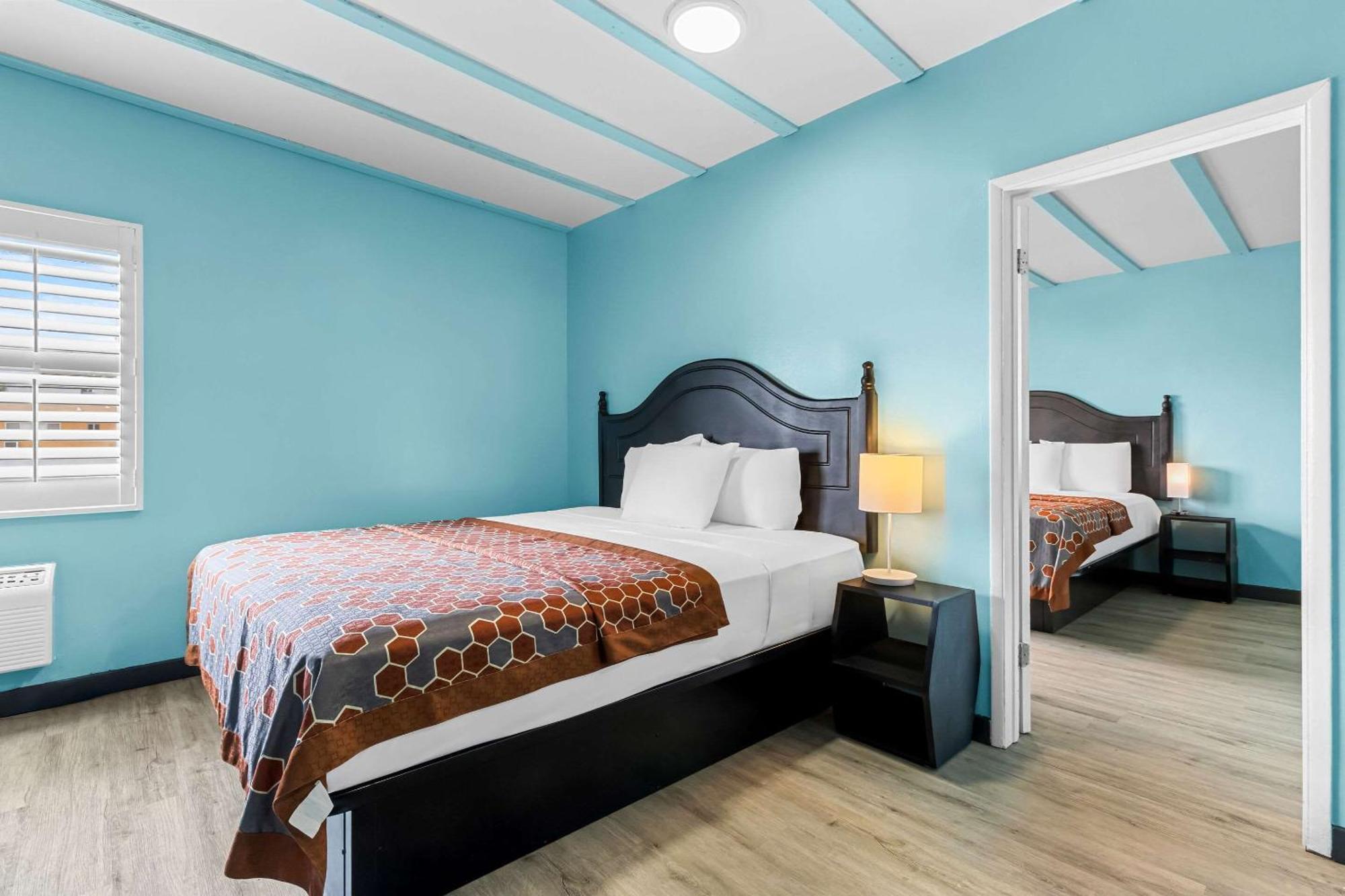 Rodeway Inn & Suites North Hollywood Burbank Airport - Universal Area Лос Анджелис Екстериор снимка
