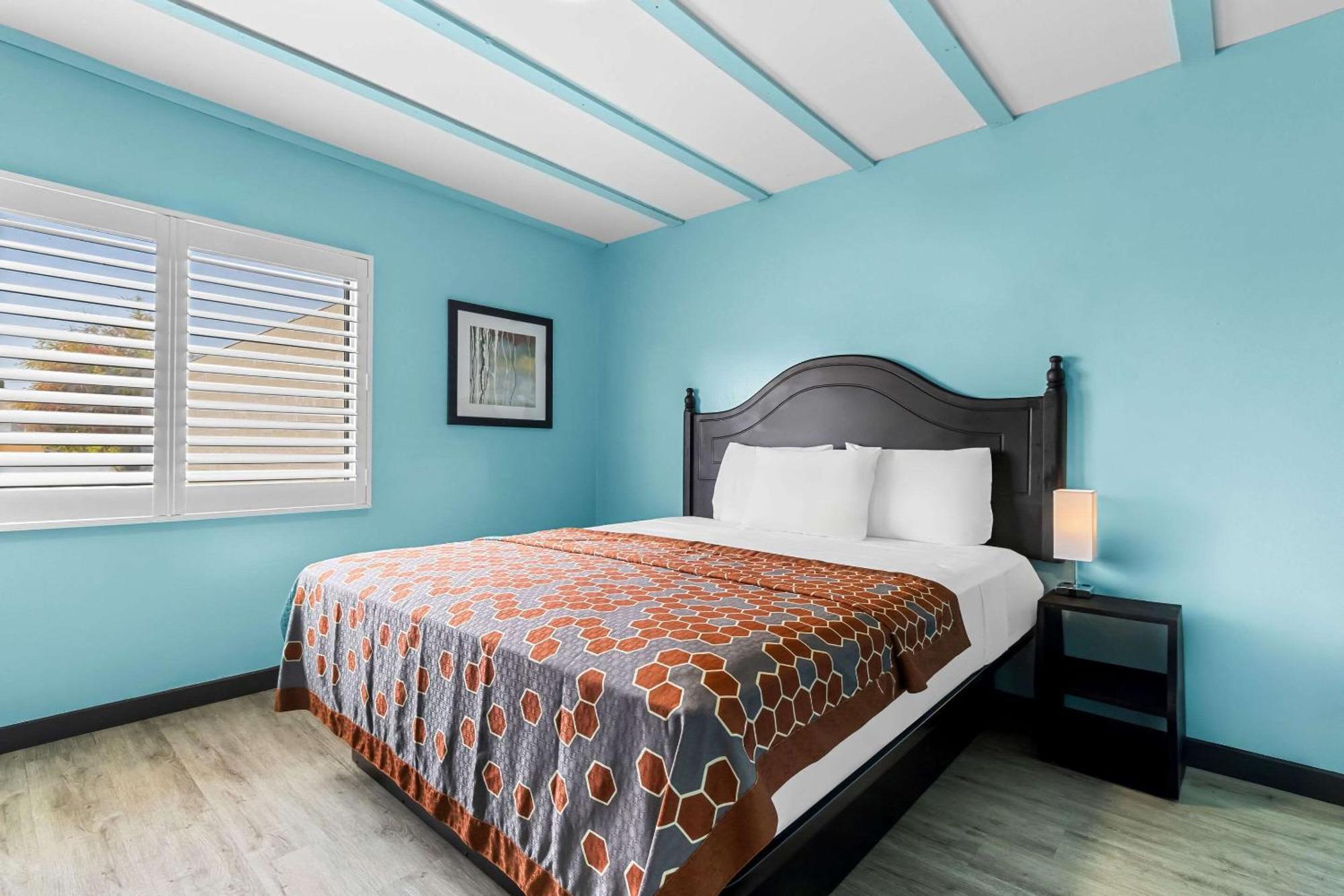 Rodeway Inn & Suites North Hollywood Burbank Airport - Universal Area Лос Анджелис Екстериор снимка