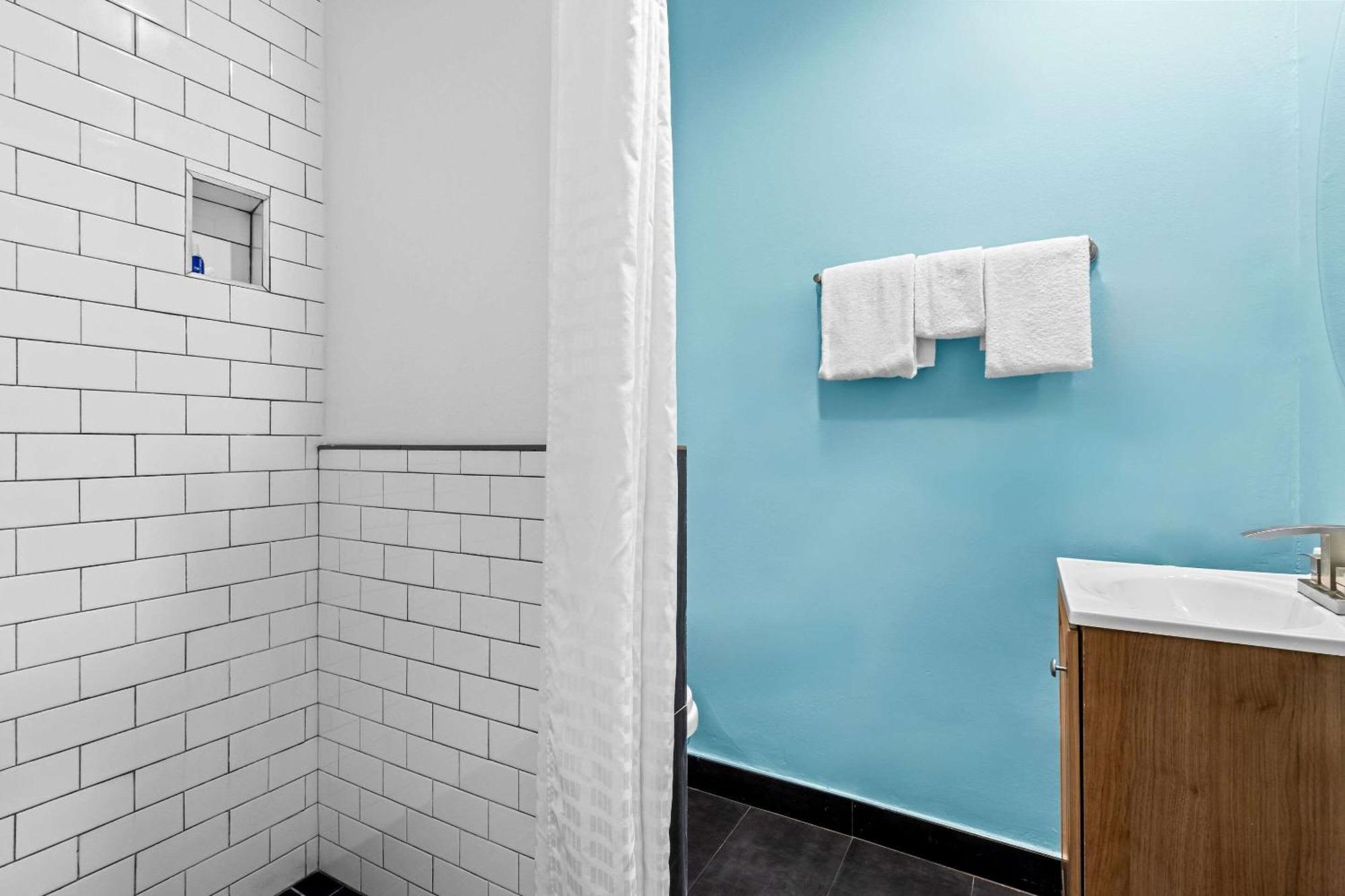 Rodeway Inn & Suites North Hollywood Burbank Airport - Universal Area Лос Анджелис Екстериор снимка