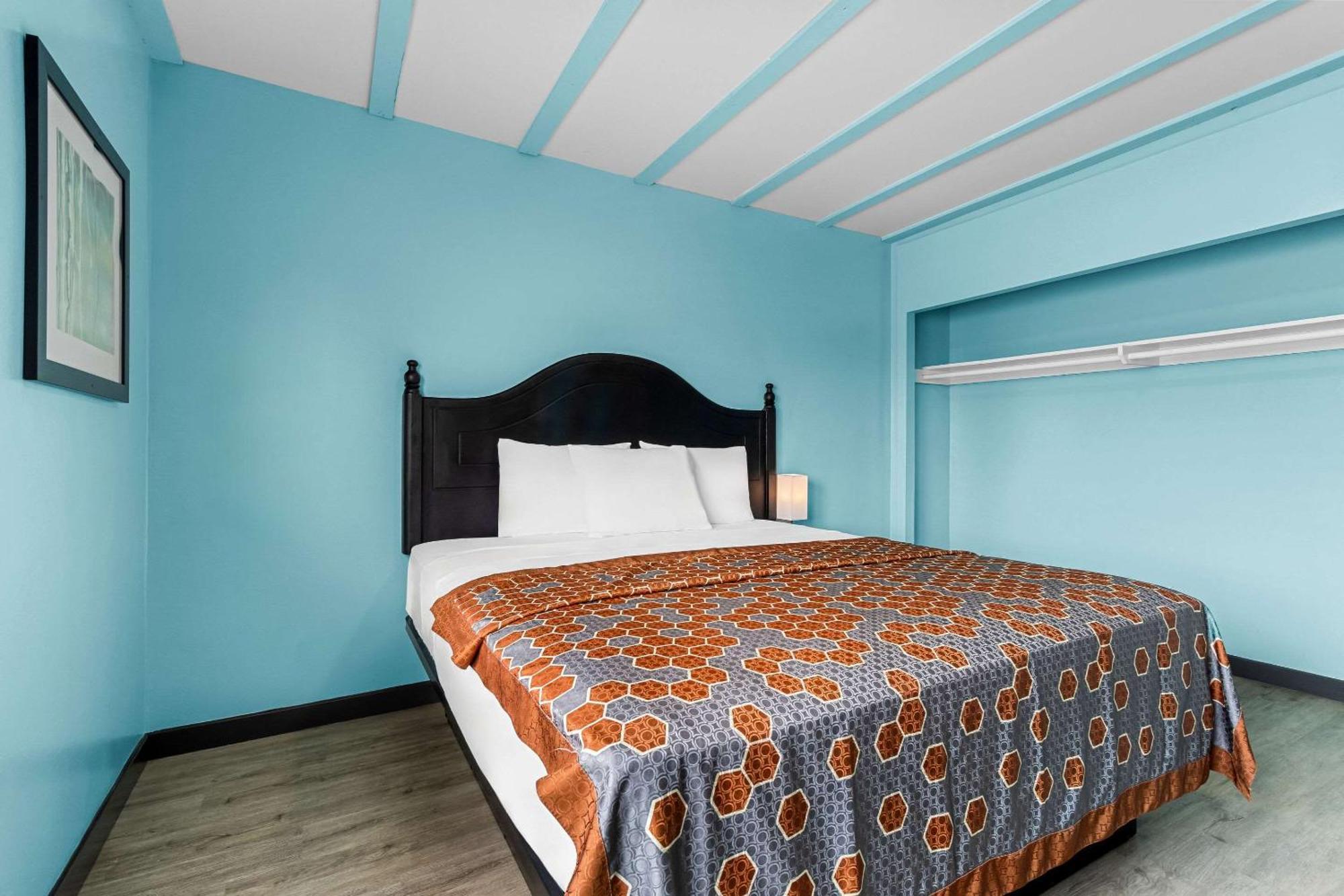 Rodeway Inn & Suites North Hollywood Burbank Airport - Universal Area Лос Анджелис Екстериор снимка