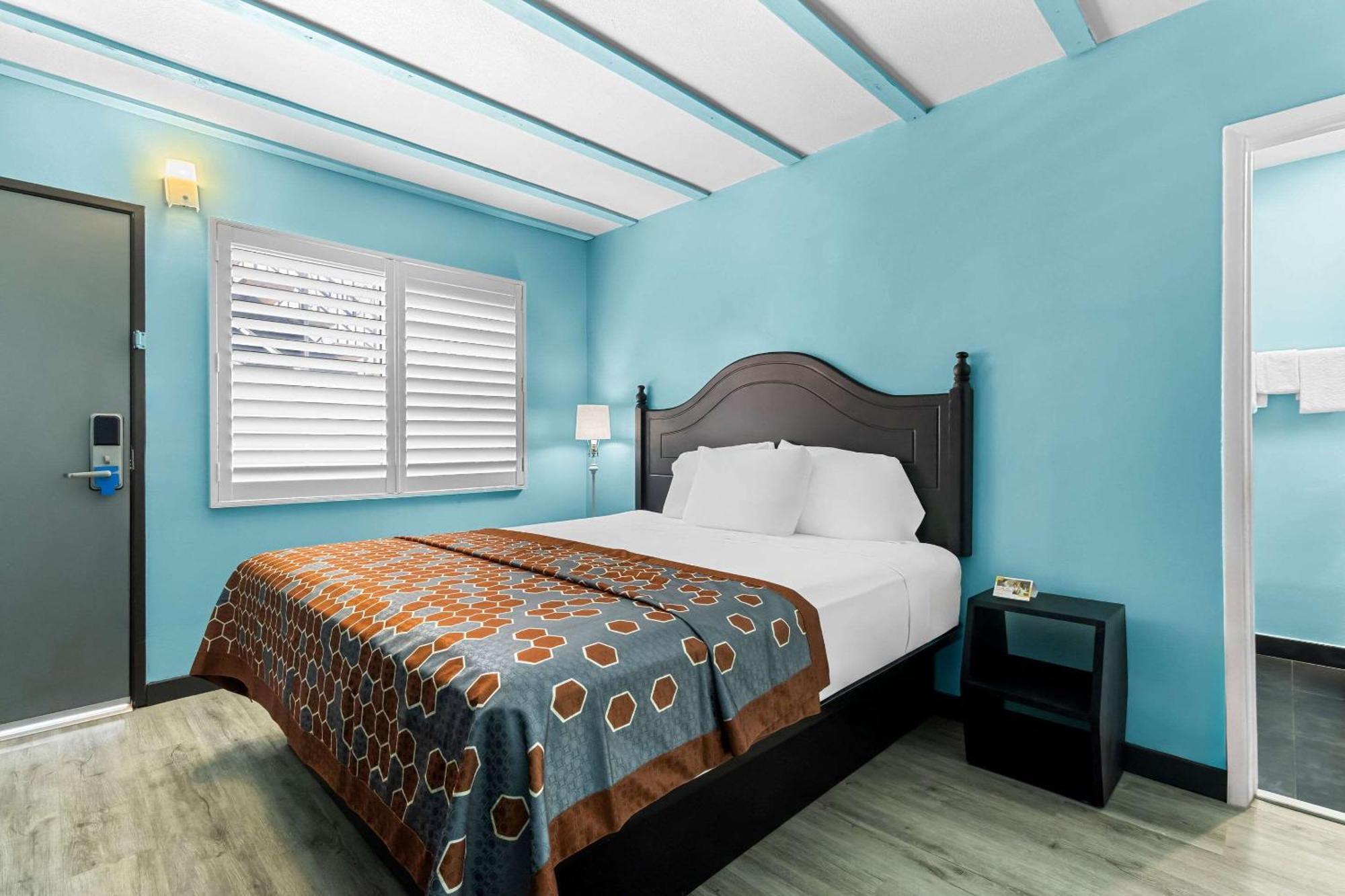 Rodeway Inn & Suites North Hollywood Burbank Airport - Universal Area Лос Анджелис Екстериор снимка