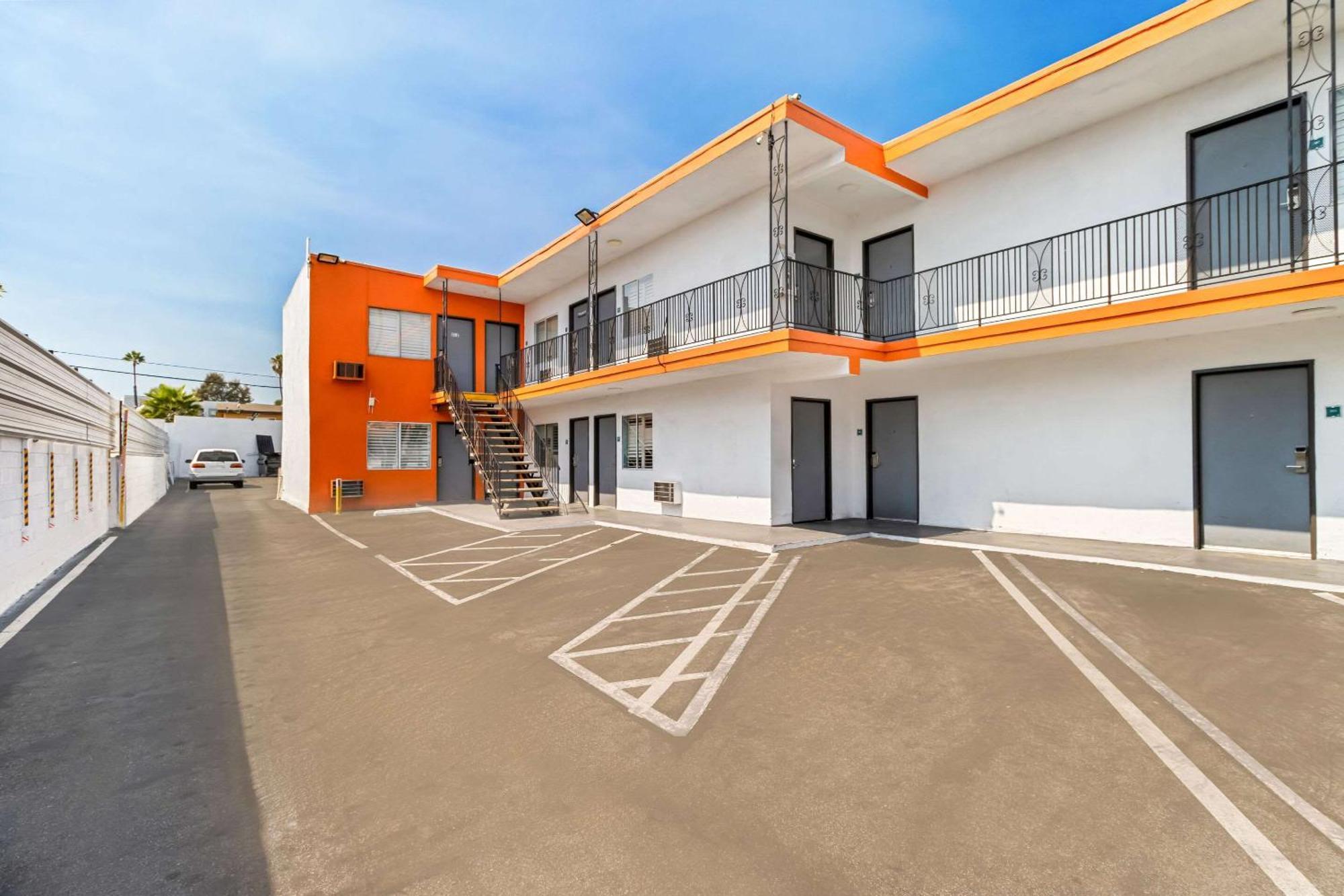 Rodeway Inn & Suites North Hollywood Burbank Airport - Universal Area Лос Анджелис Екстериор снимка