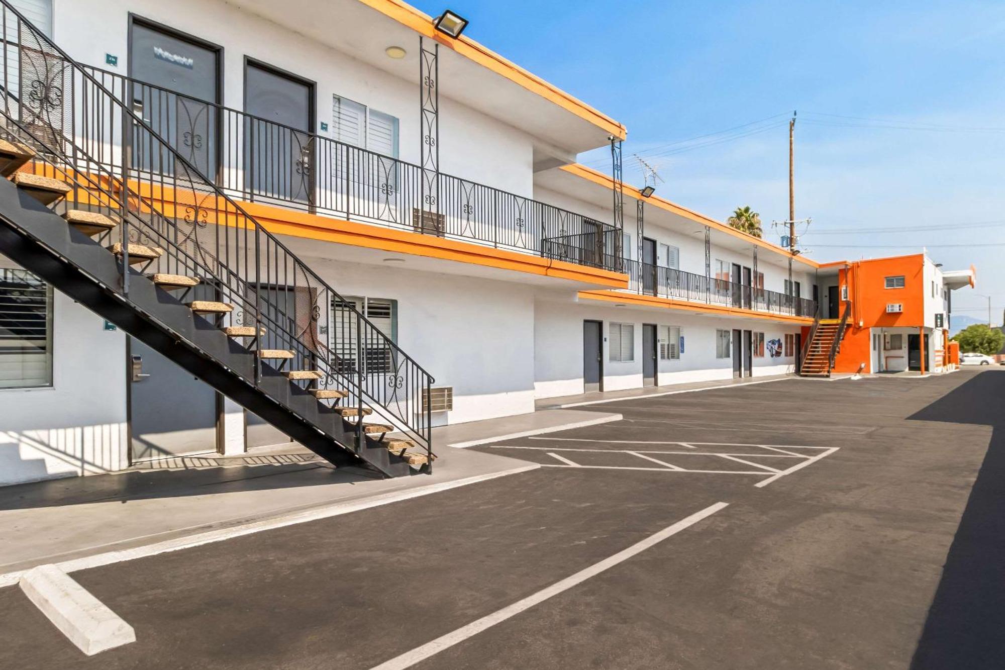 Rodeway Inn & Suites North Hollywood Burbank Airport - Universal Area Лос Анджелис Екстериор снимка