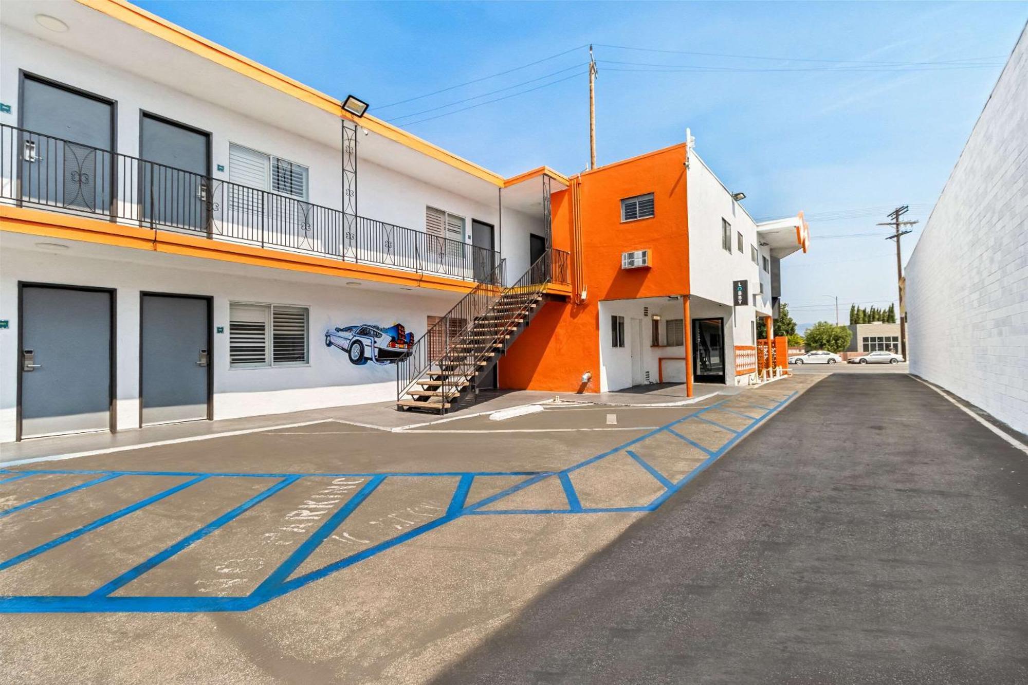 Rodeway Inn & Suites North Hollywood Burbank Airport - Universal Area Лос Анджелис Екстериор снимка