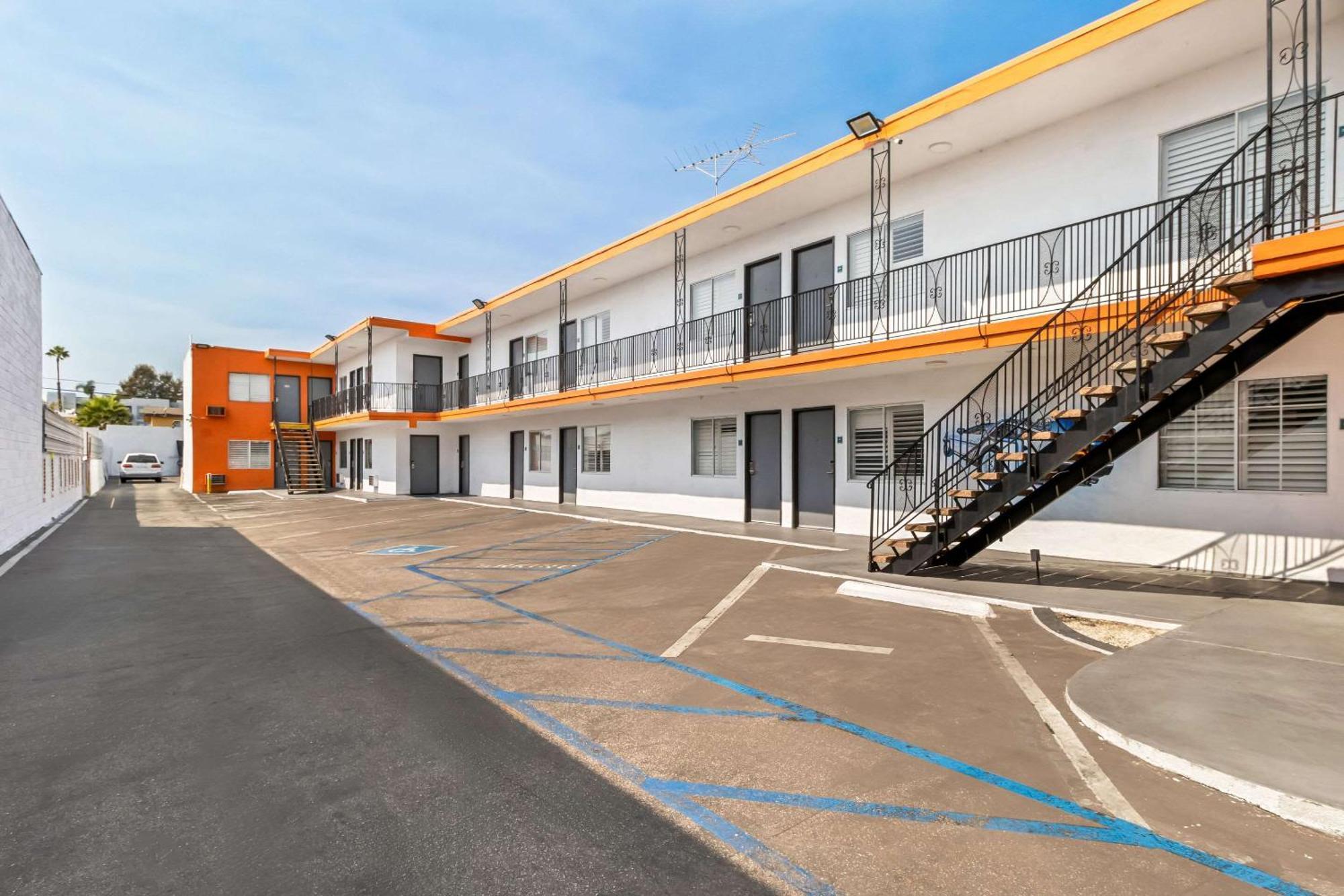 Rodeway Inn & Suites North Hollywood Burbank Airport - Universal Area Лос Анджелис Екстериор снимка